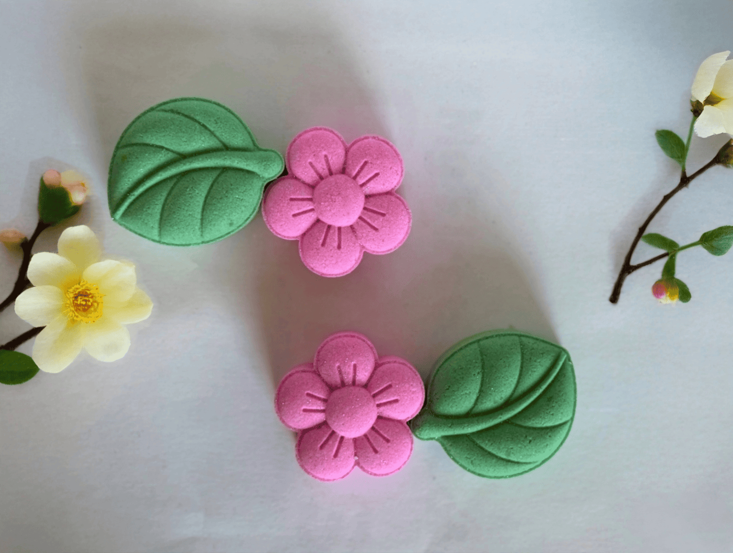 Flower with a leaf Bath bombs, spring bath bombs, summer bath bombs, party favors, Alice in wonderland, gift - Bath & Body Products ByRawand